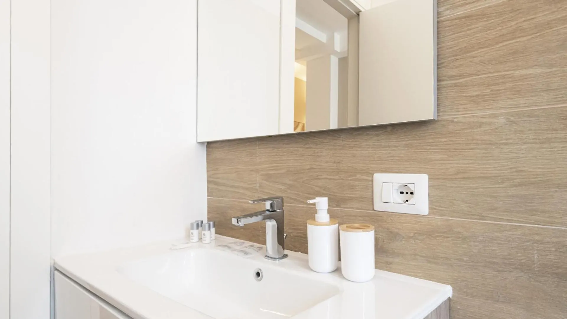 Easylife - Golden Suite Milan Italy